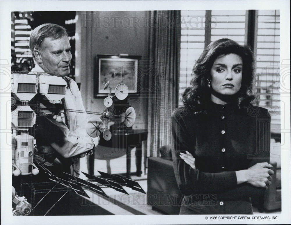 1986 Press Photo Charlton Heston Actor Tracy Scoggins Actress Colbys Series - Historic Images