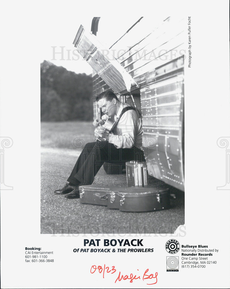 1923 Press Photo Pat Boyack of Pat Boyack & The Prowlers, playing by their bus. - Historic Images