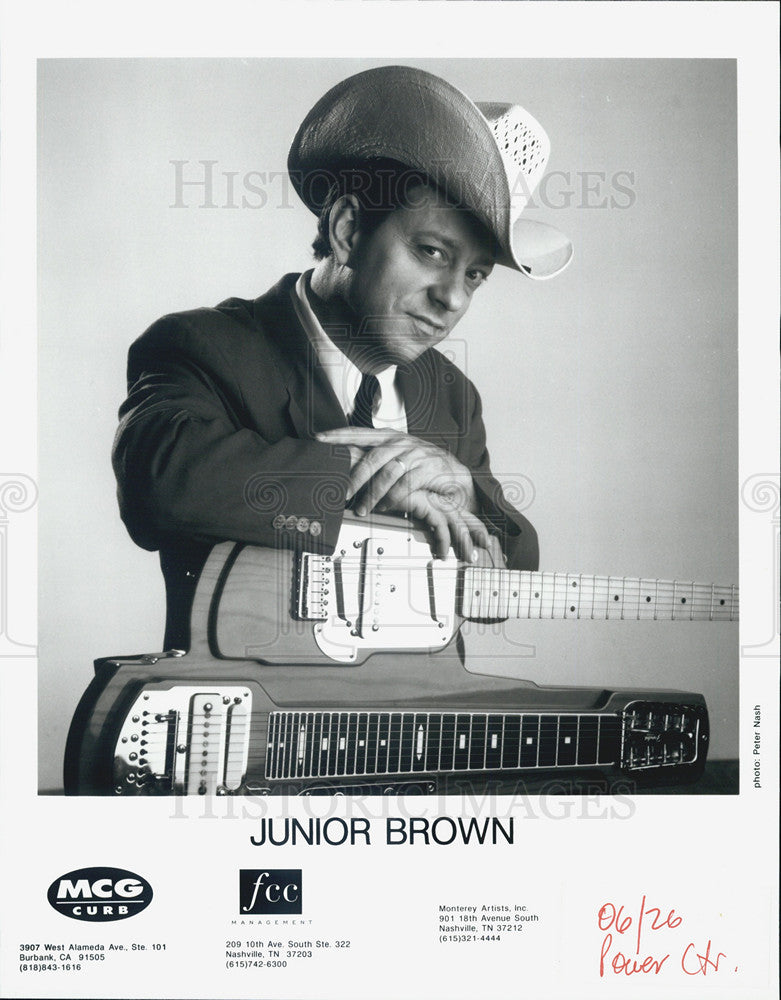 1926 Press Photo Junior Brown, an American country guitarist and singer, at MCG - Historic Images