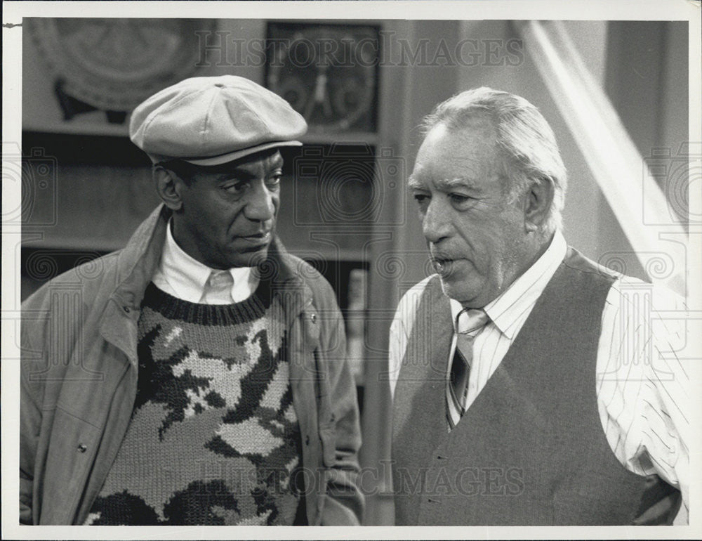 1989 Press Photo Bill Cosby and guest star Anthony Quinn on The Cosby Show - Historic Images