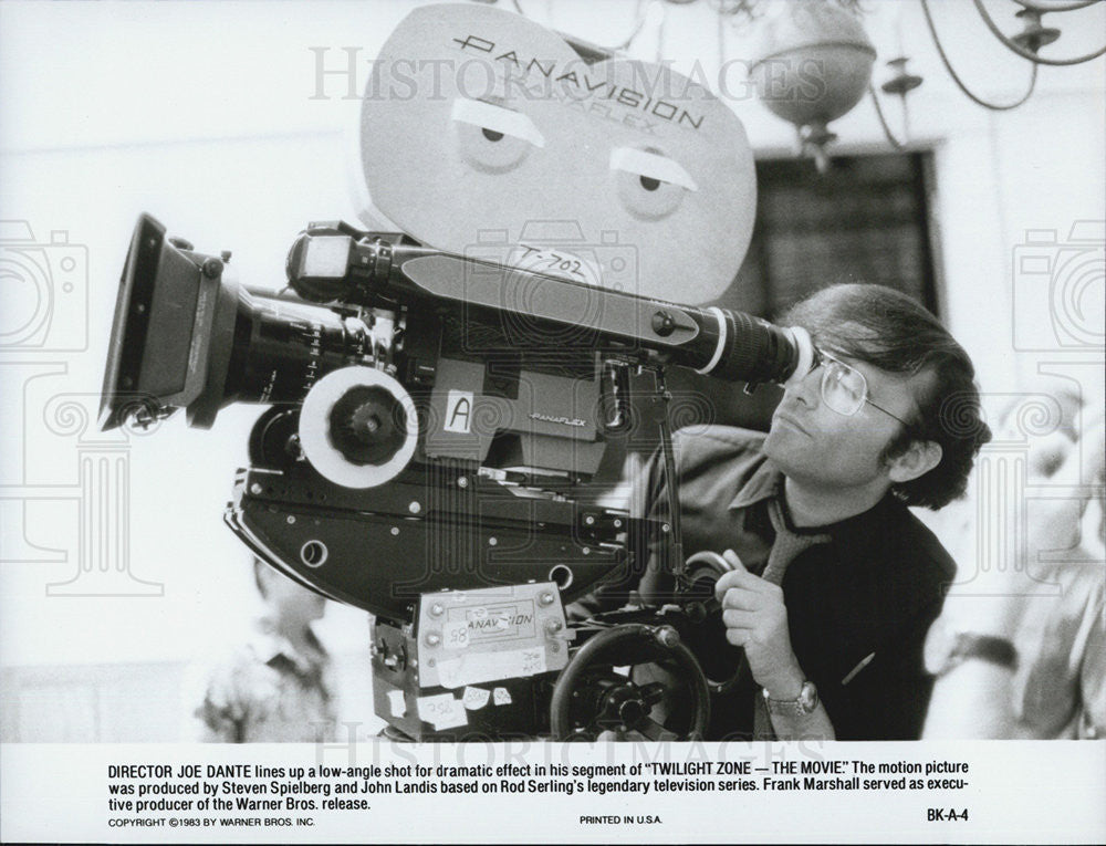 1983 Press Photo Twilight Zone - The Movie director Joe Dante lining up shot - Historic Images