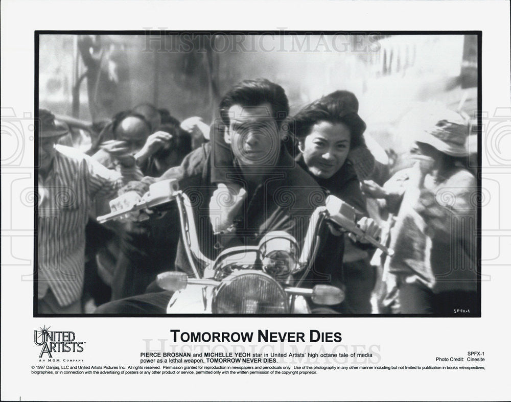 1997 Press Photo Pierce Brosnan and Michelle Yech in Tomorrow Never Dies - Historic Images