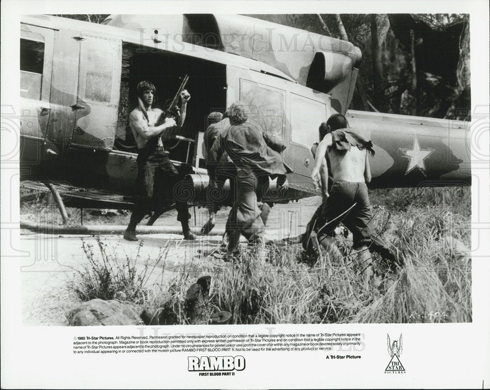 1985 Press Photo Rambo rescuing POWs in the film, Rambo First Blood Part II - Historic Images