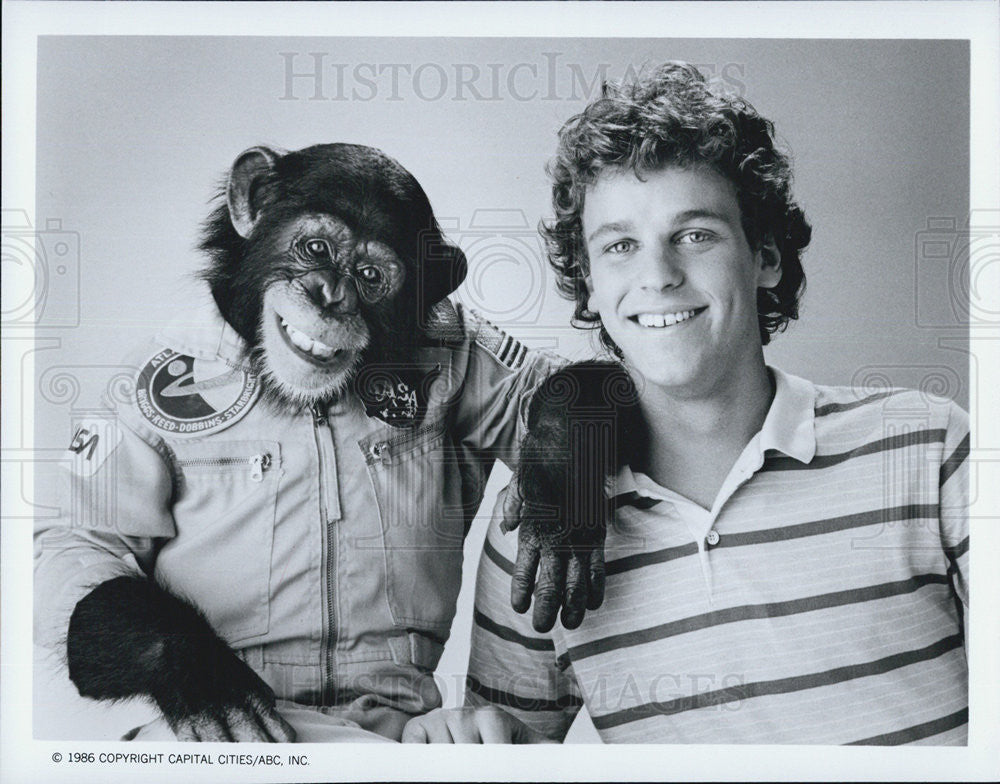 1986 Press Photo Chris Collet and Mike the Chimp in &quot;Astronaut and Son&quot; - Historic Images