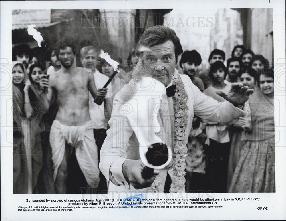 1982 Press Photo Roger Moore as James Bond in the 007 film, Octopussy