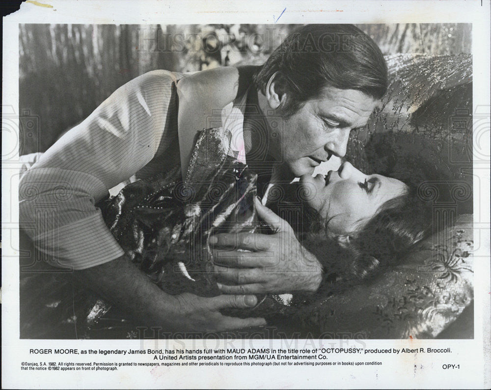 1982 Press Photo Roger Moore and Maud Adams in a scene from 007 film Octopussy - Historic Images