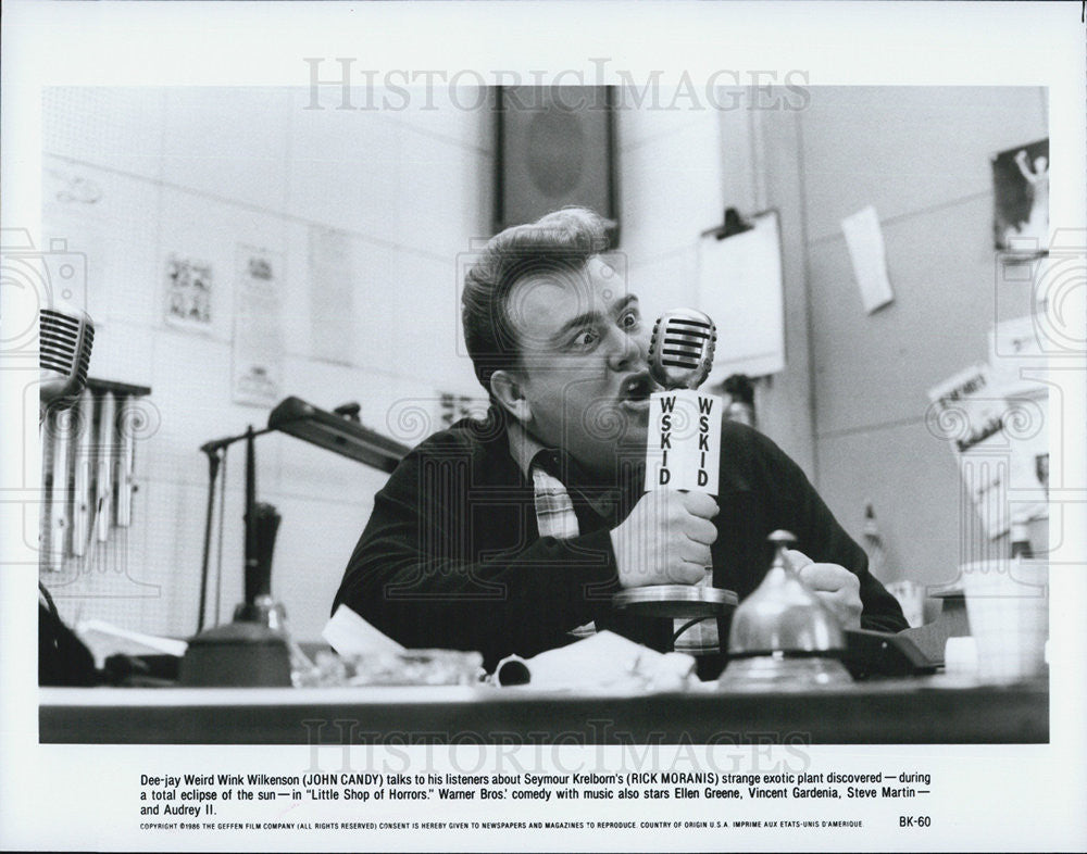 1986 Press Photo DJ John Candy Talks About Plant In &quot;Little Shop Of Horrors&quot; - Historic Images