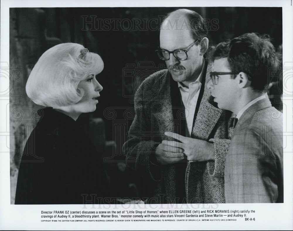 1986 Press Photo Director Frank Oz Discusses Scene In &quot;Little Shop Of Horrors&quot; - Historic Images