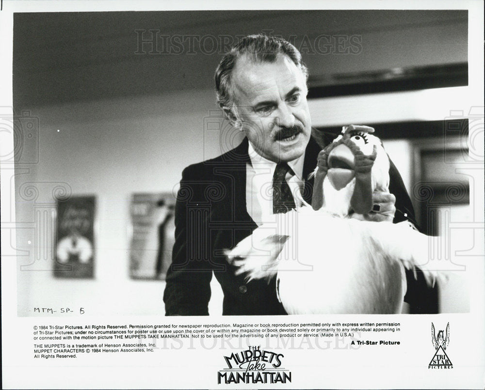 1984 Press Photo Dabney Coleman Kidnaps &quot;Camilla&quot; In &quot;Muppets Take Manhattan&quot; - Historic Images