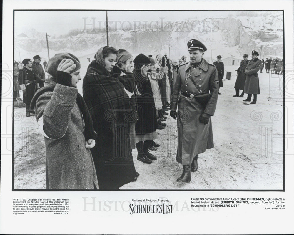1993 Press Photo Ralph Fiennes And Embeth Davitdz In Movie "Schindler's List" - Historic Images