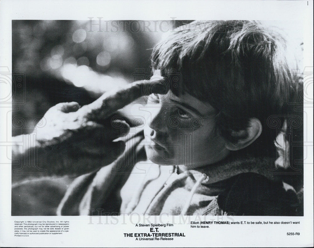 1982 Press Photo Henry Thomas with E. T. in &quot;E. T. - The Extra-Terrestrial&quot; - Historic Images