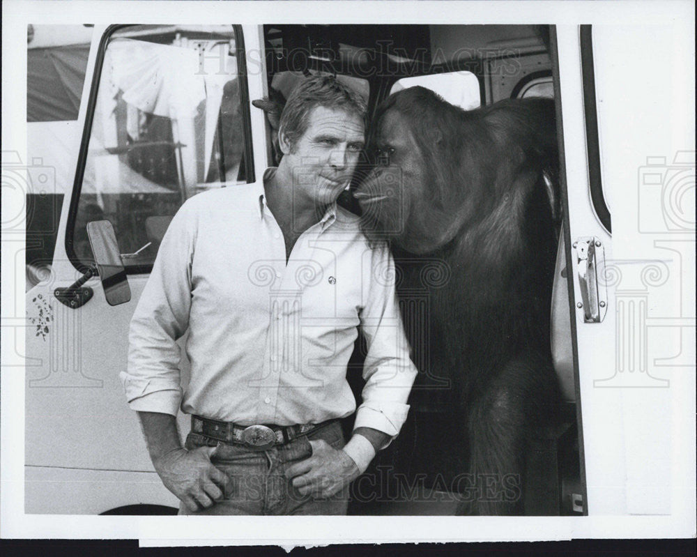 1982 Press Photo Lee Majors and C.J. the Oranguta in &quot;The Fall Guy&quot;. - Historic Images