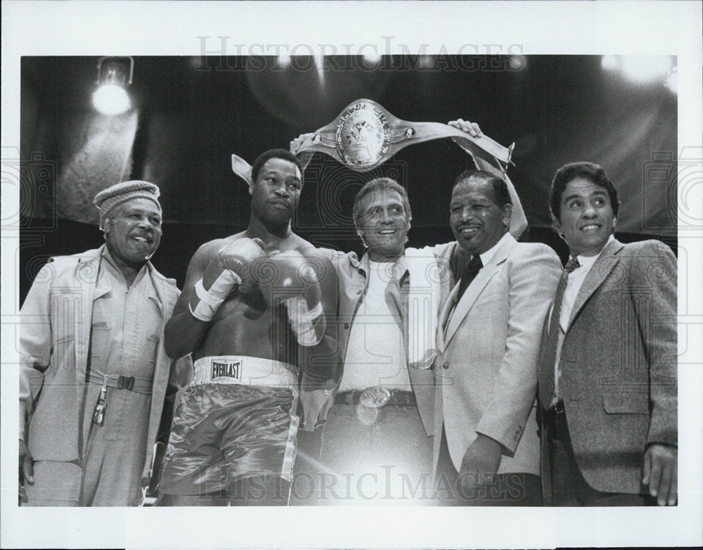 1983 Press Photo Cast of ABC-TV&#39;s &quot;The Fall Guy&quot;,&quot;TKO&quot;. - Historic Images