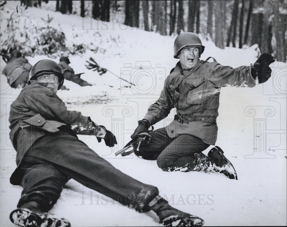 1966 Press Photo Actors Henry Fonda And Charles Bronson In &quot;Battle Of The Bulge&quot; - Historic Images