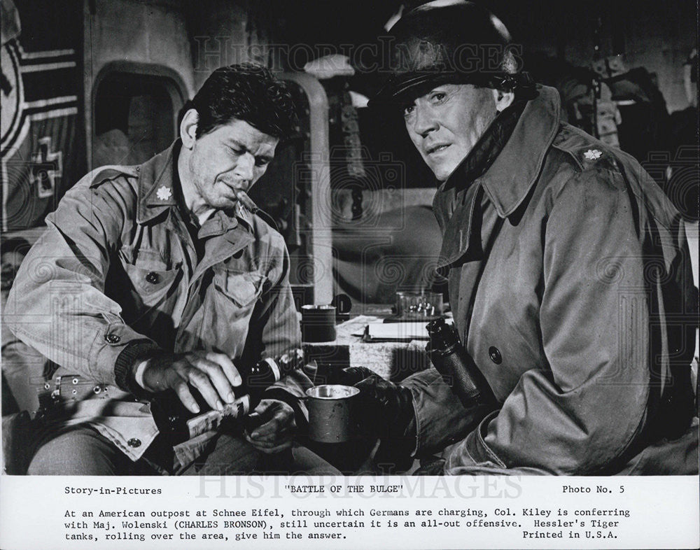 1966 Press Photo Actors Henry Fonda, Charles Bronson In &quot;Battle Of The Bulge&quot; - Historic Images