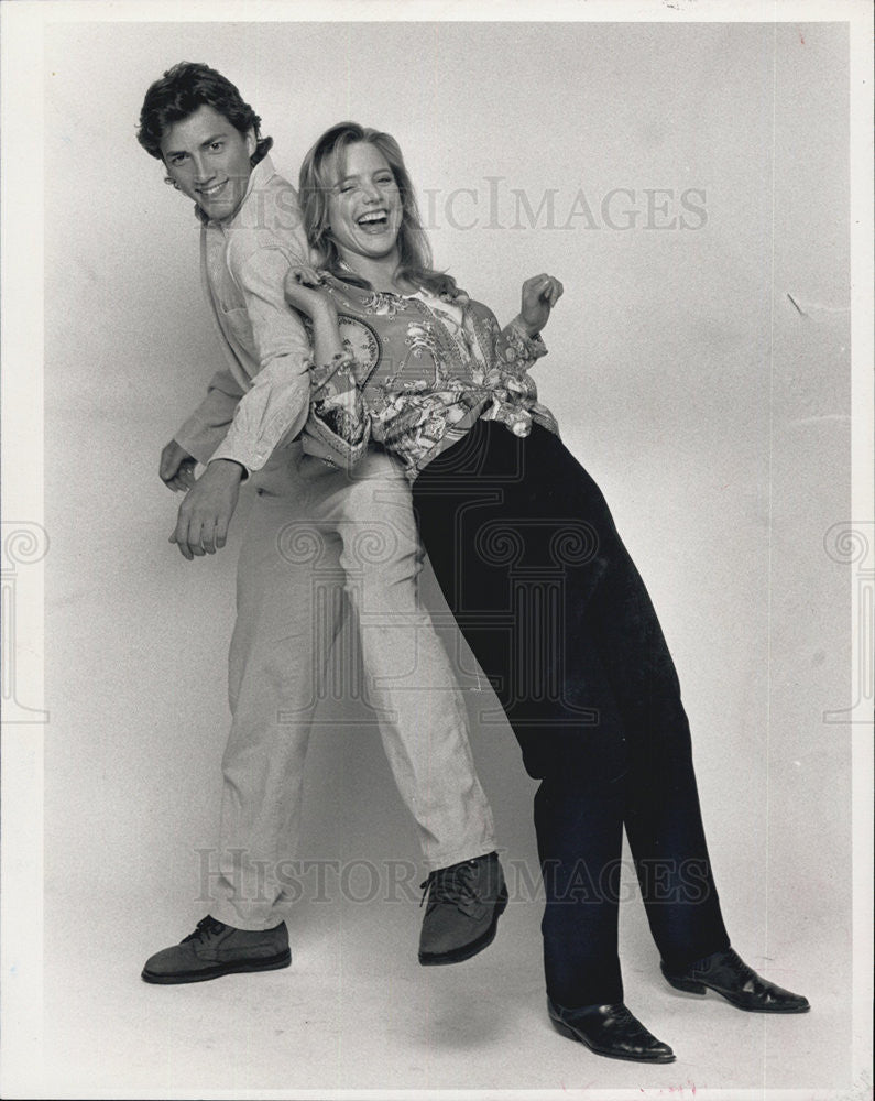 1995 Press Photo Actors Andrew Shue And Courtney Thorne Smith At Boston Herald - Historic Images