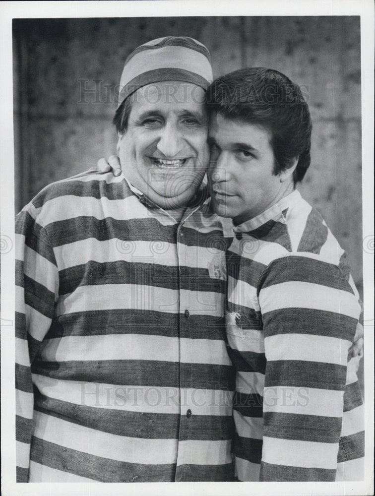 1981 Press Photo Actors Al Molinaro And Henry Winkler Starring In &quot;Happy Days&quot; - Historic Images