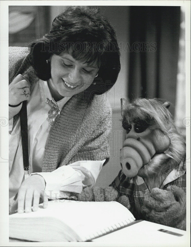 1988 Press Photo Actress And Puppet In TV Show &quot;ALF&quot; - Historic Images