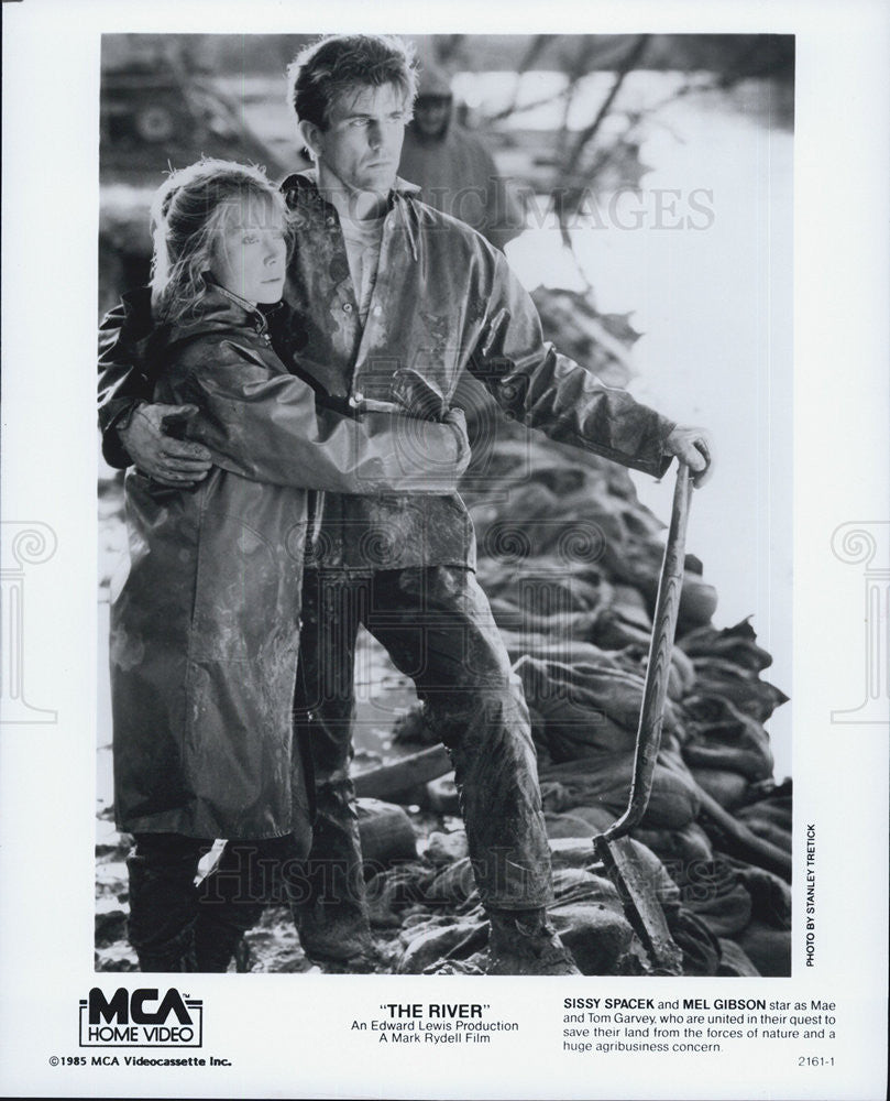 1985 Press Photo Sissy Spacek And Mel Gibson In Movie "The River" - Historic Images