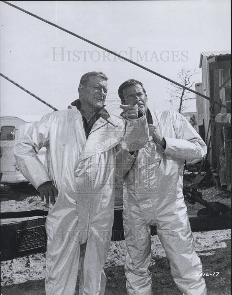 1969 Press Photo Actor John Wayne In Movie "Hellfighters" - Historic Images