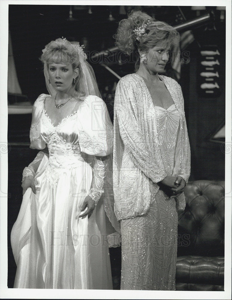 1988 Press Photo Julia Duffy and Mary Frann in &quot;Newhart&quot;. - Historic Images