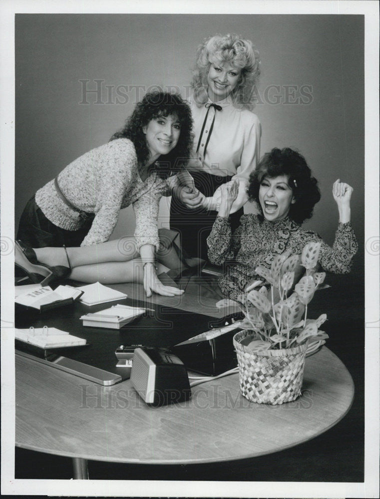 Press Photo Cast of the comedy series &quot;9 to 5&quot;. - Historic Images