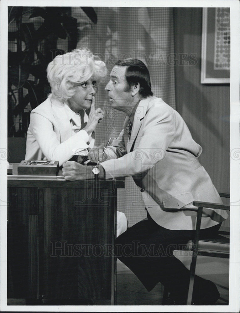 Press Photo Carol Channing and Dick Martin in &quot;Rowan and Martin&#39;s laugh-in&quot;. - Historic Images