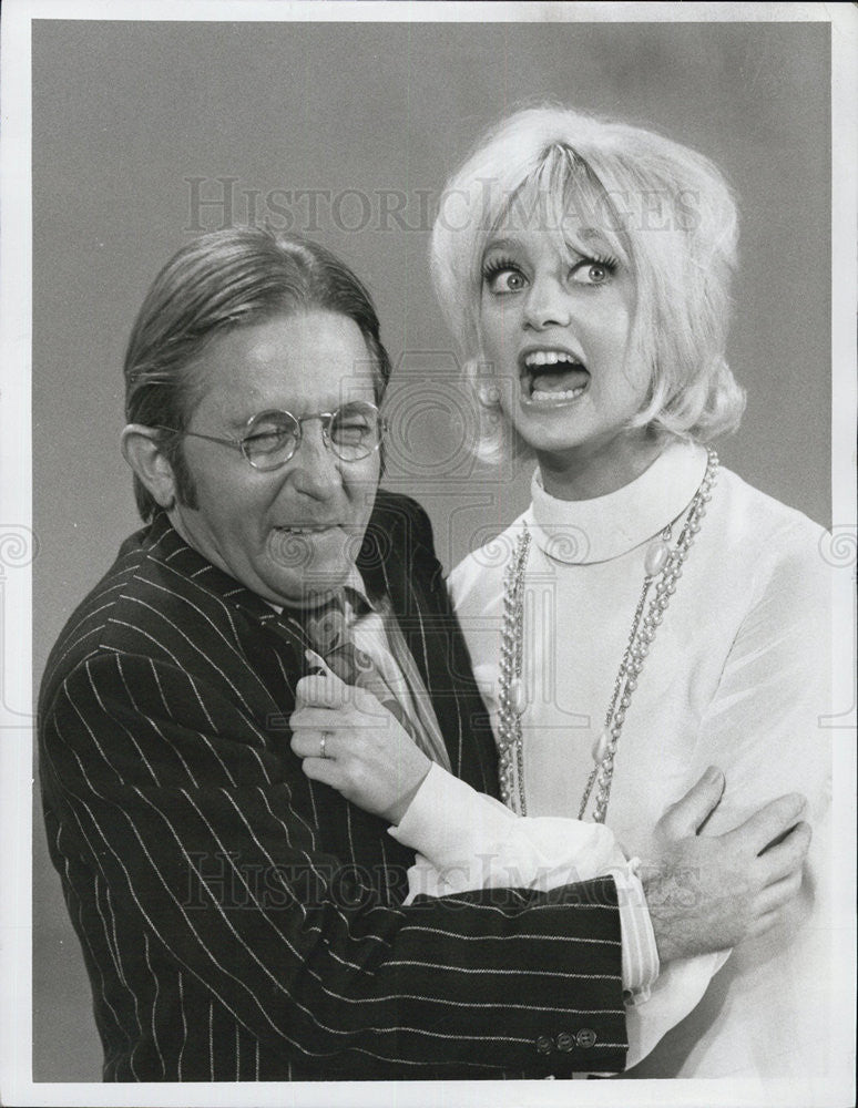 1993 Press Photo Arte Johnson And Goldie Hawn On &quot;Rowan And Martin&#39;s Laugh-In&quot; - Historic Images