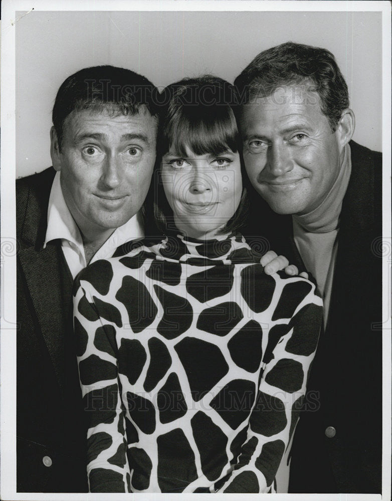 1968 Press Photo Dick Martin And Barbara Feldon In &quot;Rowan And Martin&#39;s Laugh-In&quot; - Historic Images