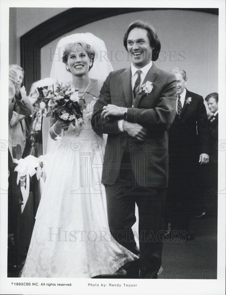 1995 Press Photo Richard Thomas and Kate McNeil in "A Walton wedding". - Historic Images