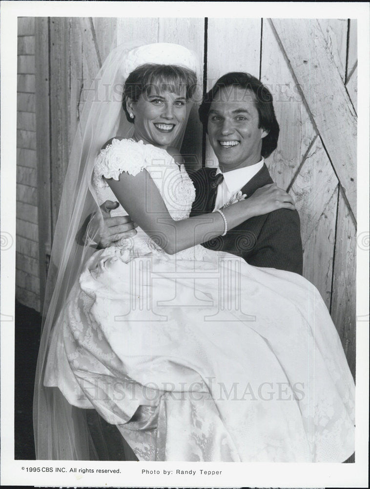 1995 Press Photo Ricardo Thomas and Kate McNeil in "A Walton Wedding". - Historic Images