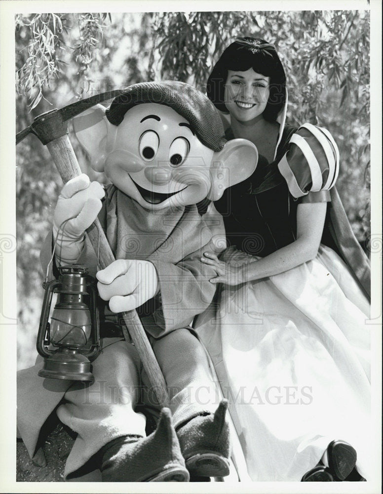 1987 Press Photo Snow White and Dopey in &#39;Disney Golden Anniversary&quot;. - Historic Images