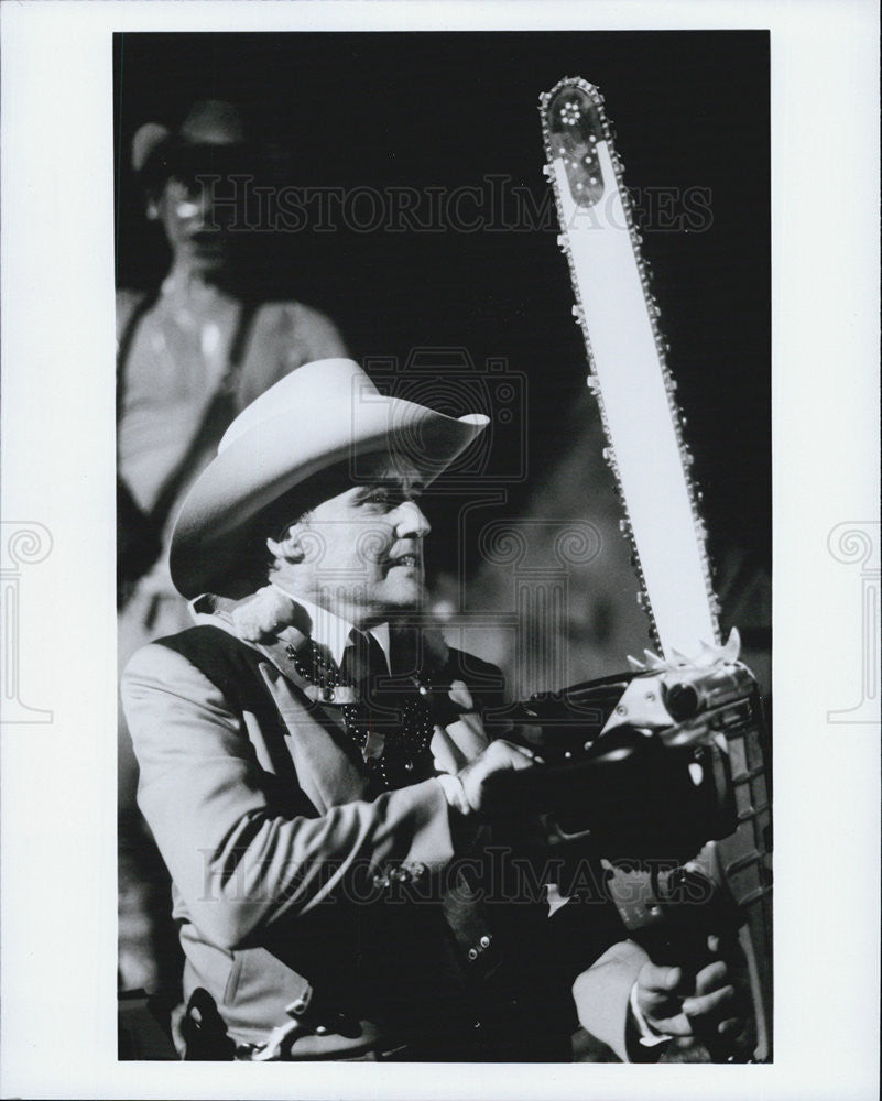 1986 Press Photo Actor Dennis Hopper Starring In "Texas Chainsaw Massacre II" - Historic Images