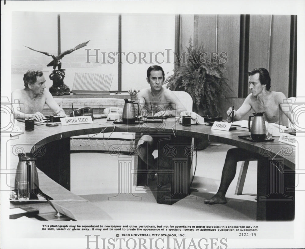 1980 Press Photo Walter Brooke, Don Adams And Patrick Gorman In &quot;The Nude Bomb&quot;- Historic Images