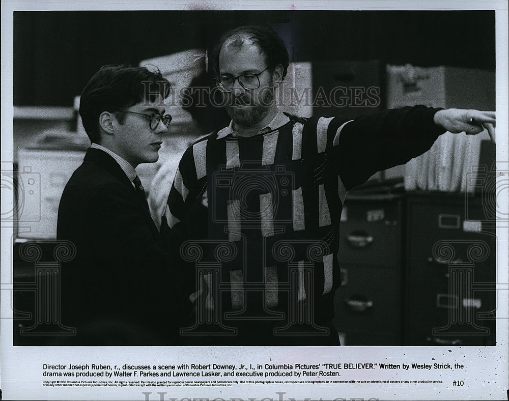 1989 Press Photo Joseph Ruben and Robert Downey of "True Believer"- Historic Images