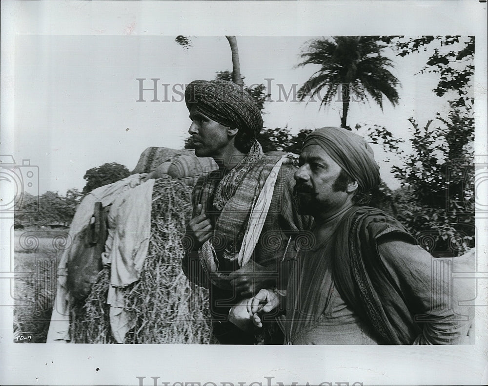 1988 Press Photo Pierce Brosnan and Saeed Jaffrey in &quot;The Deceivers&quot;- Historic Images