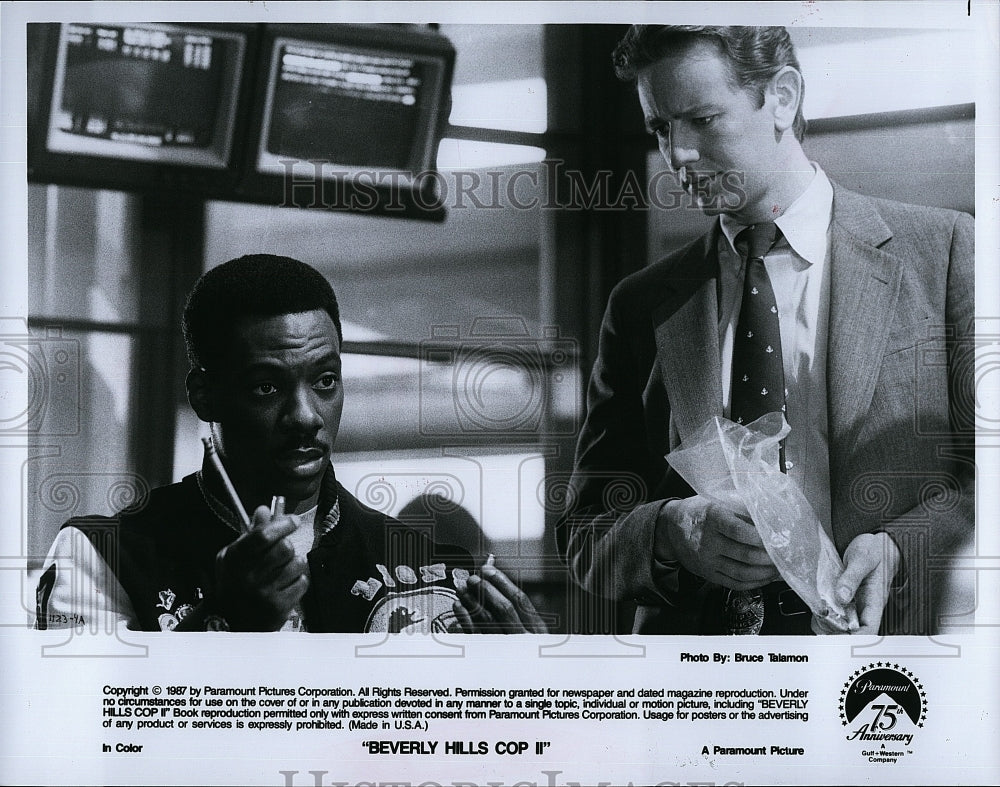 1987 Press Photo Eddie Murphy and Judge Reinhold in &quot;Beverly Hills Cop II&quot;.- Historic Images