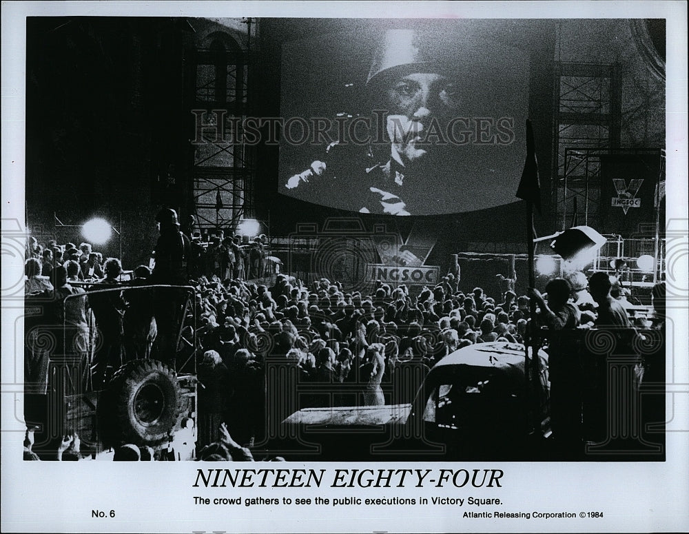 1984 Press Photo Nineteen Eighty-Four Crowd gathers to see Public Execution- Historic Images