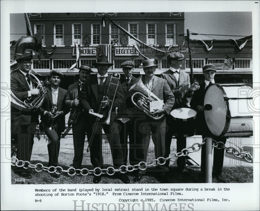 1985 Press Photo Members of the band in a scene from &quot;1918&quot;- Historic Images