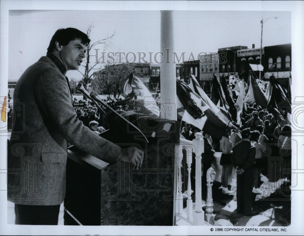 1987 Press Photo Robert Urich stars in &quot;America&quot;- Historic Images