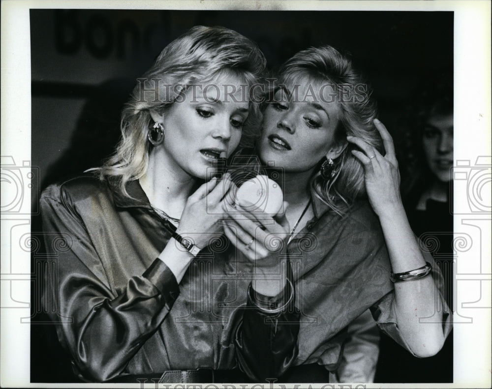 1988 Press Photo Twins Patricia and Roberta Hurst, Audition for &quot;Angels &#39;88&quot;- Historic Images