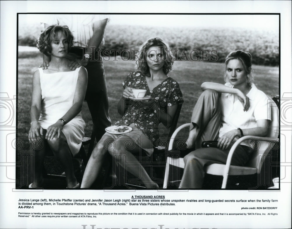 Press Photo Michelle Pfeiffer &amp; Jennifer Jason Leigh star in &quot;A Thousand Acres&quot; - Historic Images