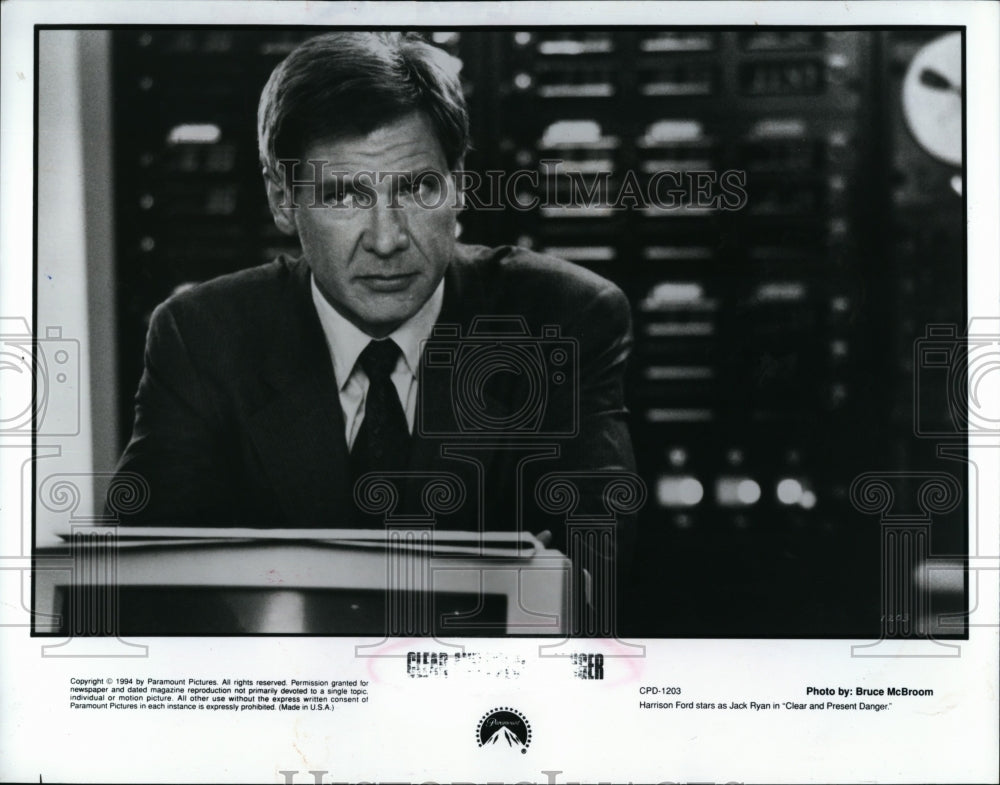 1994 Press Photo Harrison Fora as CIA's Jack Ryan in "Clear and Present Danger". - Historic Images