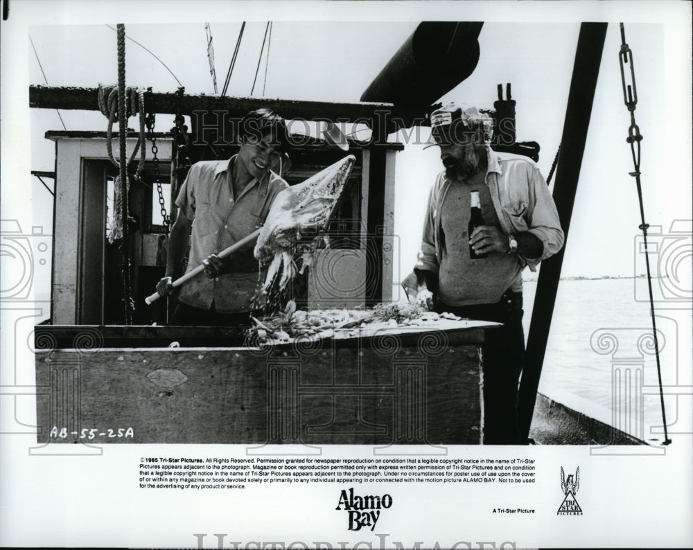 1985 Press Photo Ho Nguyen ans Martino Lasalle in &quot;Alamo Bay&quot;.- Historic Images