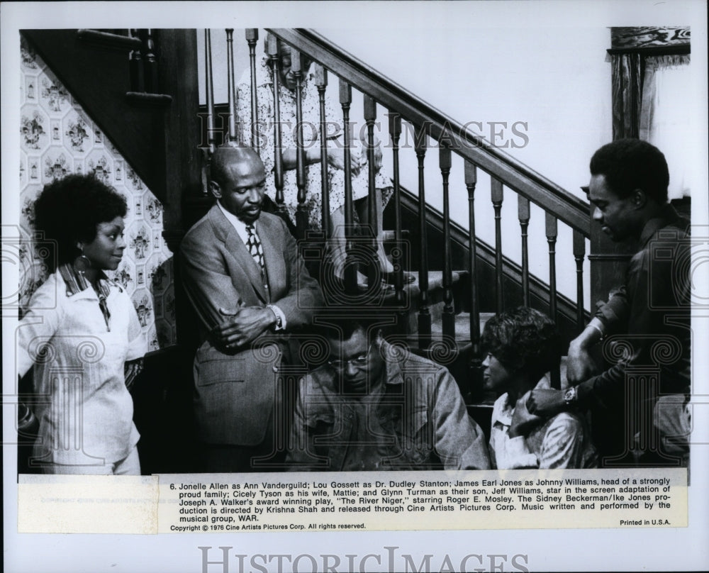 1976 Press Photo The River Niger Film Family Scene James Earl Jones Cicely Tyson- Historic Images