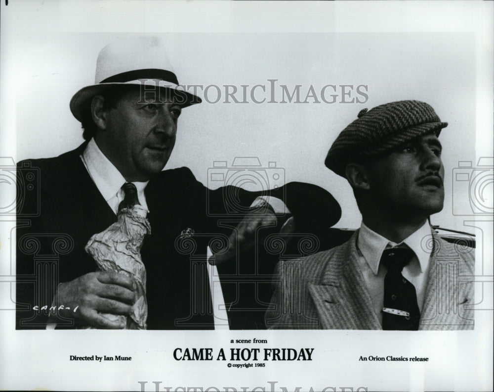 1985 Press Photo Came A Hot Friday Film Peter Bland Philip Gordon Scene- Historic Images