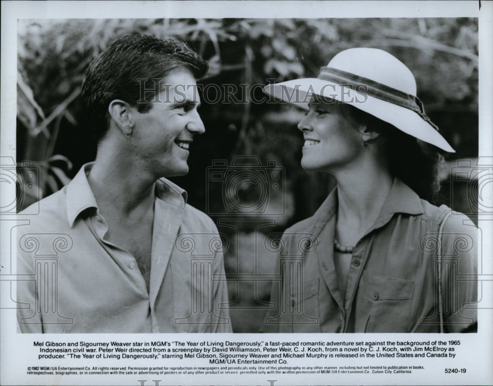 1982 Press Photo Mel Gibson Sigourney Weaver in &quot;The Year of Living Dangerously&quot;- Historic Images