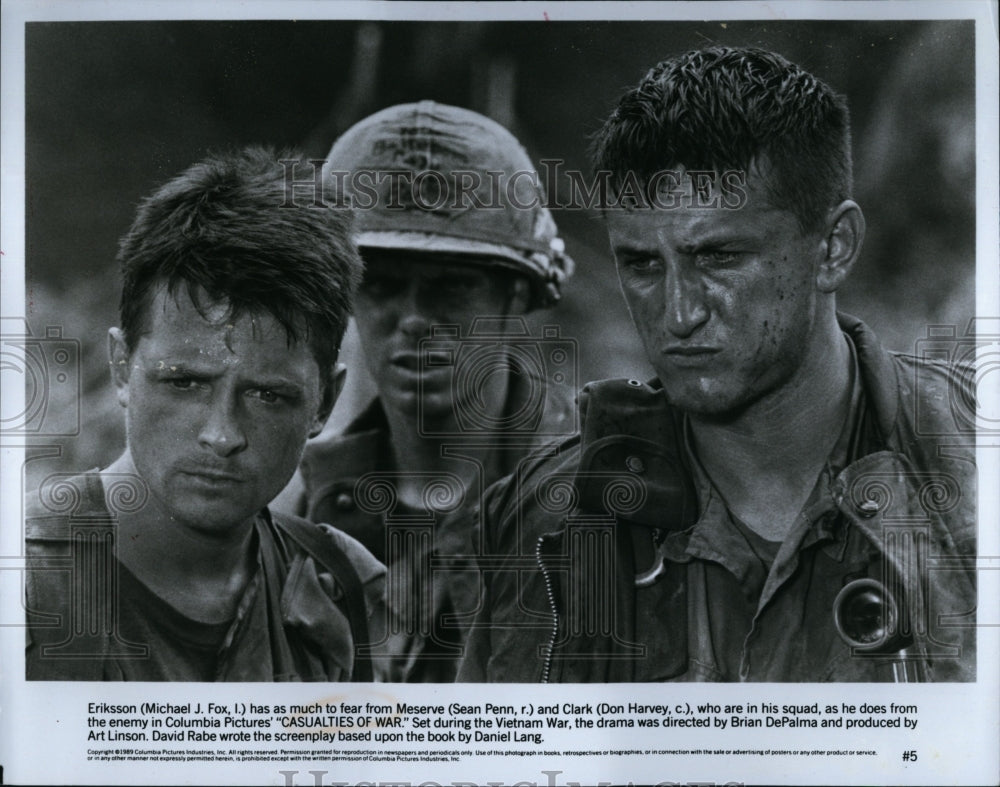 1989 Press Photo Michael J. Fox and Sean Penn in "Casualties of War"- Historic Images