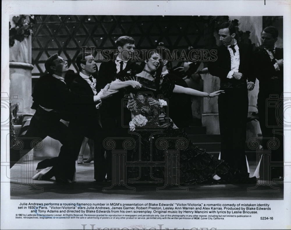 1982 Press Photo Julie Andrews Stars In &quot;Victor/Victoria&quot;- Historic Images