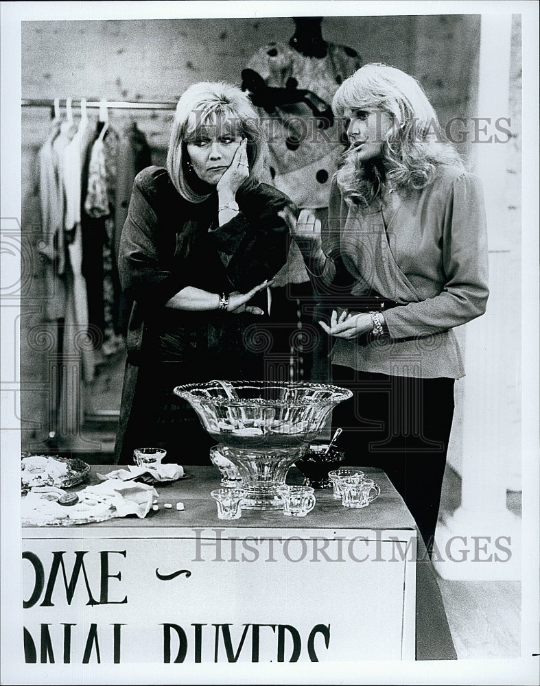 1987 Press Photo Brenda Vaccaro &amp; Valerie Perrine in &quot;Changing Patterns&quot;- Historic Images